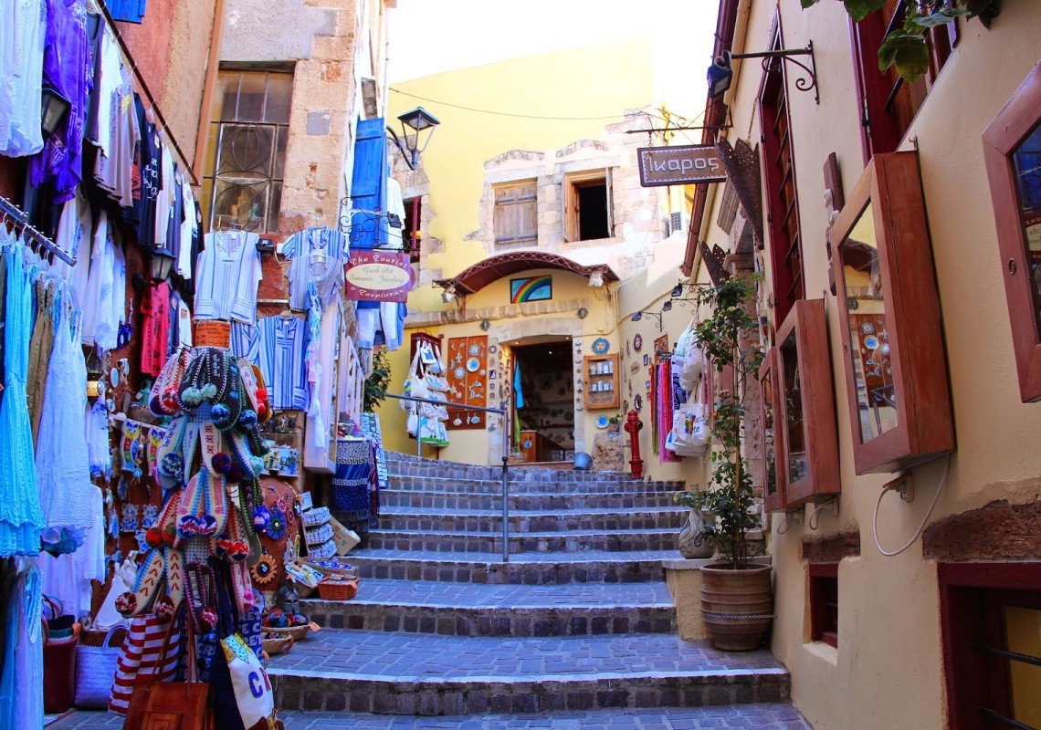 Tourist shopping at Chania, Crete | protothemanews.com