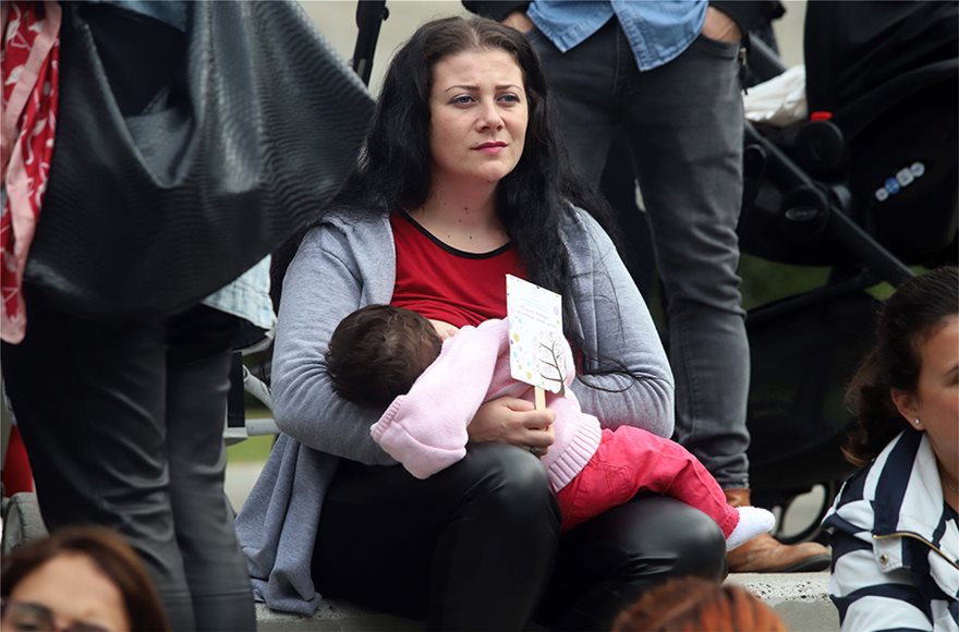 Greek moms do public breastfeeding in Thessaloniki to raise awareness