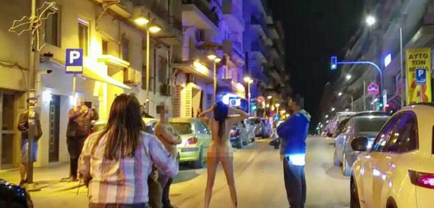 Naked Woman In Thessaloniki Leaves Bystanders Speechless Photos Protothemanews