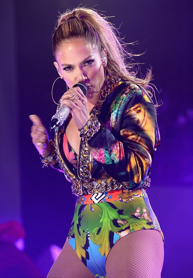 Jennifer Lopez: Showing off her body after loosing some weight ...