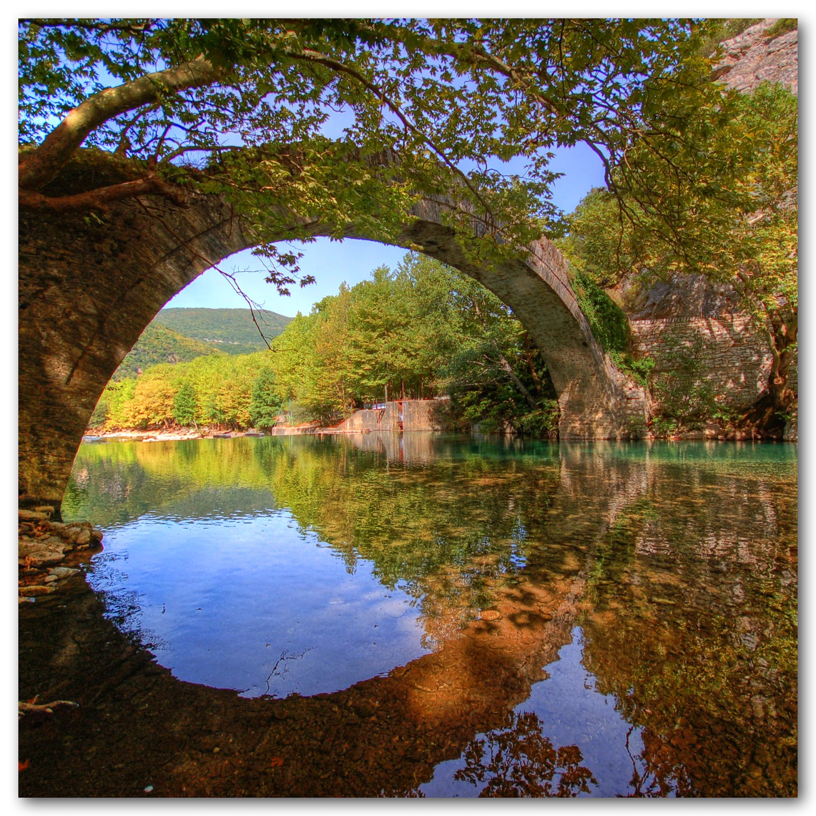 Beautiful scenes. Красивый каменный мост. Веселый пейзаж. Веселый пейзаж фото. Старый мост.