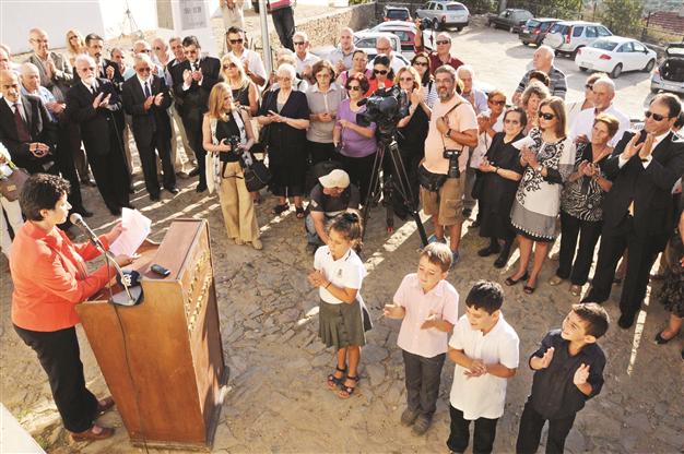 Four students at the ceremonious openingof the Greek primary school