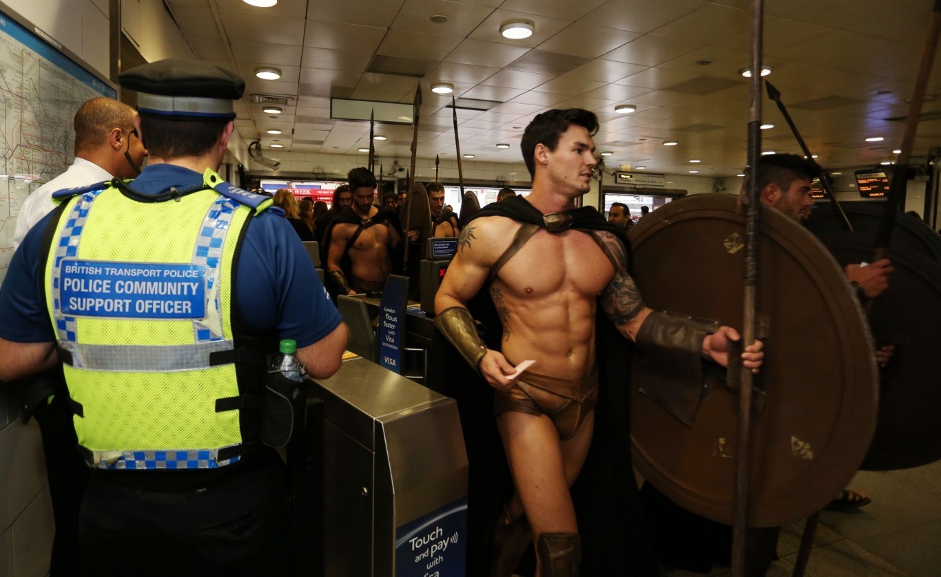 голые мужчины в метро фото 17