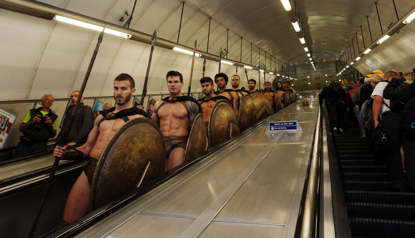 голые мужчины в метро фото 60