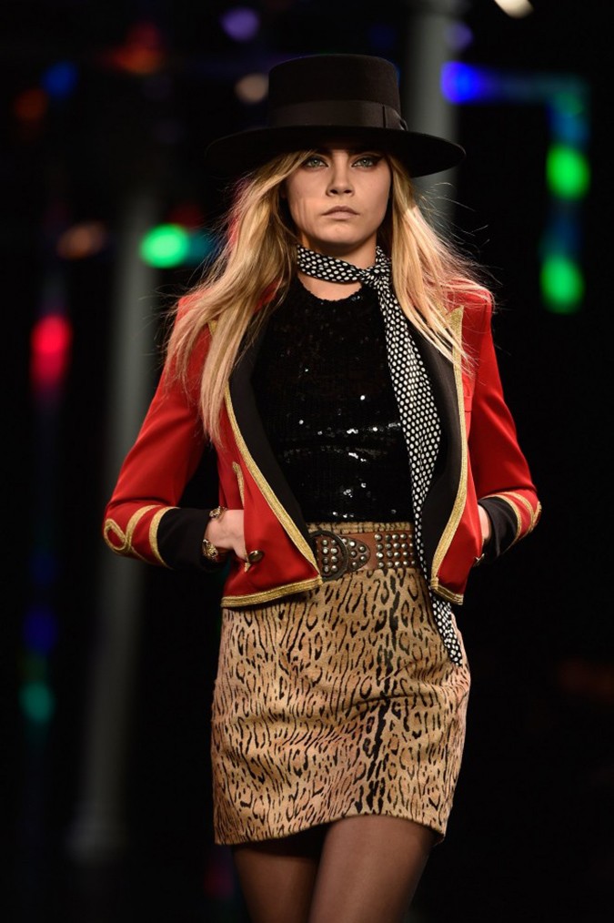 Cara Delevingne draws the attention at fashion show in Paris ...