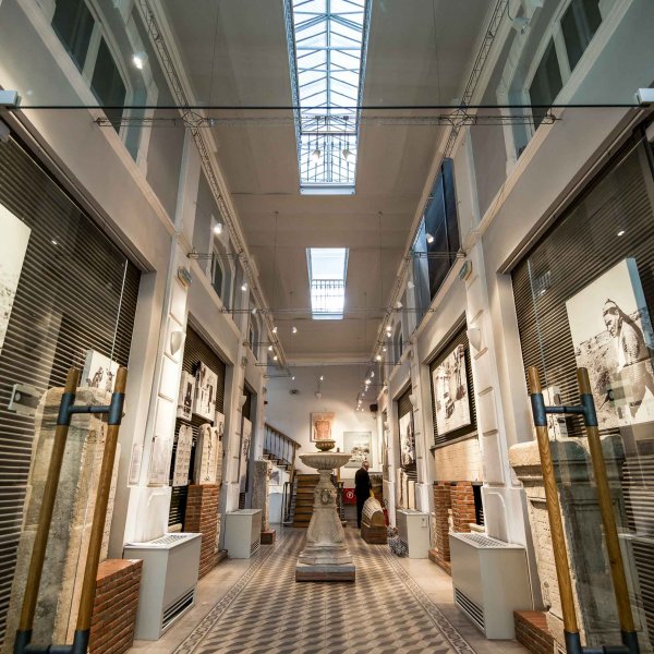 JEWISH MUSEUM OF THESSALONIKI 13 Ag. Mina St. Building prior to 1906, that functions as a museum after its reconstruction study in 1997 by P. Makridis + Associates