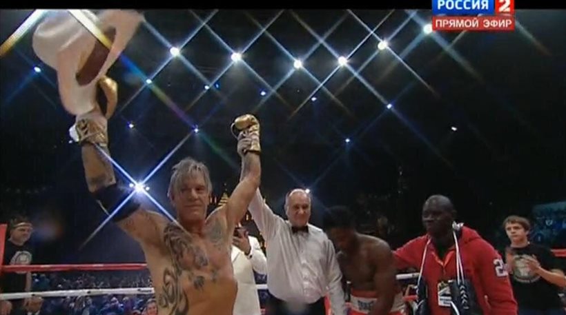 Mickey Rourke makes a victorious comeback in the boxing ring (watch ...