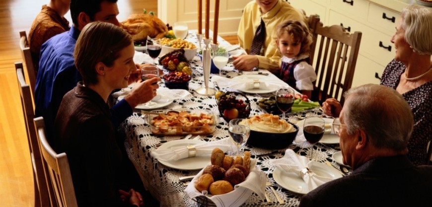 greek family eating dinner        <h3 class=