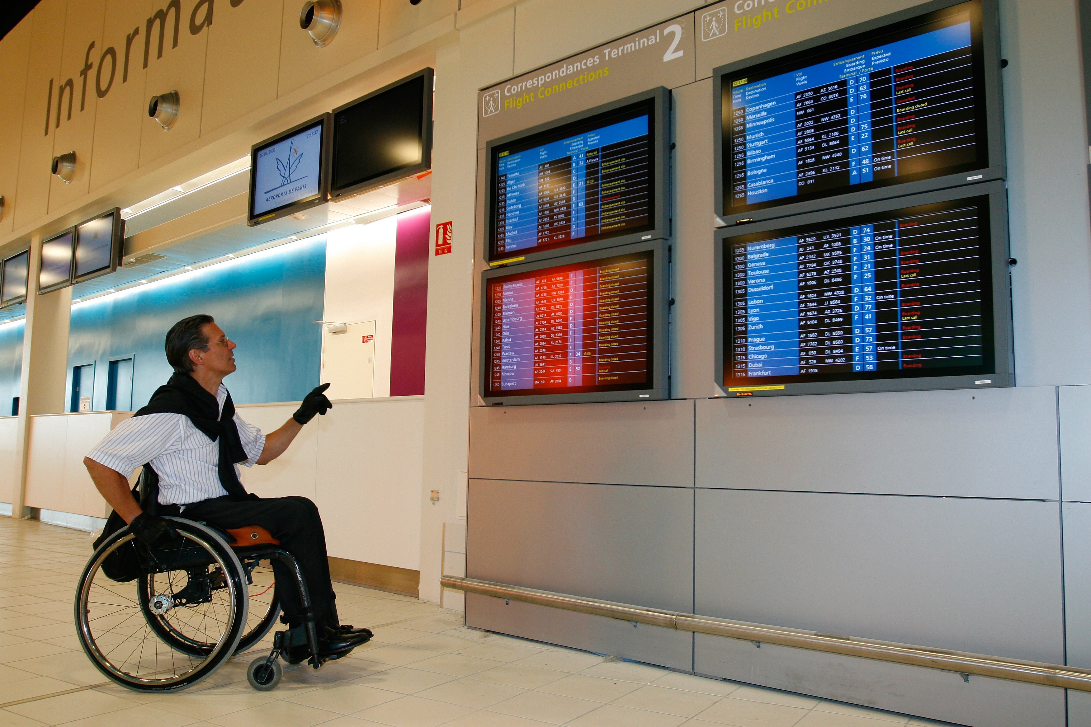 Обслуживание маломобильных пассажиров medportal. Инвалиды в аэропорту. Стойка регистрации для инвалидов. Пассажиры с ограниченными возможностями аэропорт. Оборудование для инвалидов в аэропорту.