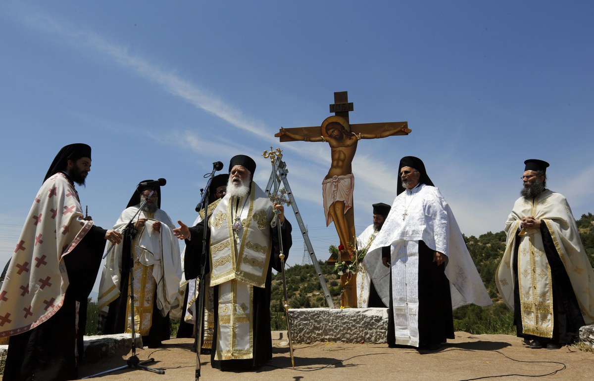 Here come the priests of Greece! (photos)