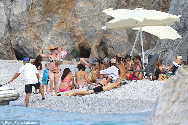 Kate Hudson in Greece with her mum, ex, kids. and topless BFFs (photos) .