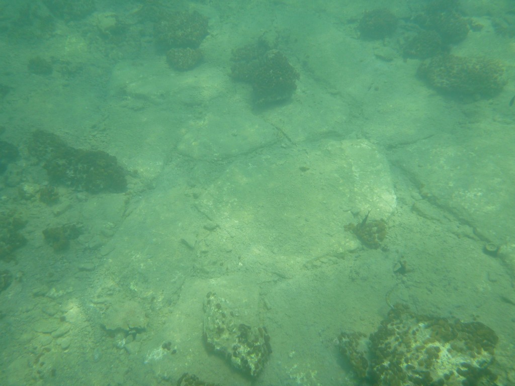 Φωτογραφία που δόθηκε σήμερα από το Υπουργείο Πολιτισμού και εικονίζει τμήμα πλακόστρωτου από τον βυθισμένο οικισμό,  στον όρμο Κοιλάδας στην Αργολίδα.  Μεγάλης έκτασης βυθισμένο οικισμό της 3ης χιλιετίας π.Χ. έφερε στο φως η έρευνα συνεργασίας της Εφορείας Εναλίων Αρχαιοτήτων και του Πανεπιστημίου της Γενεύης υπό την αιγίδα της Ελβετικής Αρχαιολογικής Σχολής, στον όρμο Κοιλάδας στην Αργολίδα. Τετάρτη 12 Αυγούστου 2015. ΑΠΕ-ΜΠΕ/ΥΠΟΥΡΓΕΙΟ ΠΟΛΙΤΙΣΜΟΥ/STR