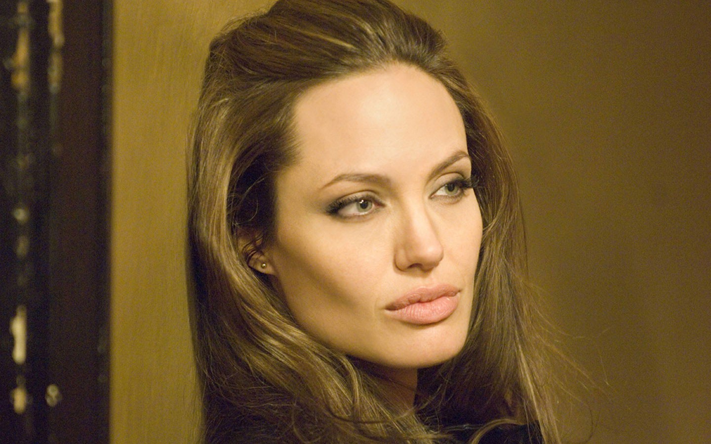 Naked pictures of Angelina Jolie to be sold in London - ProtoThema English