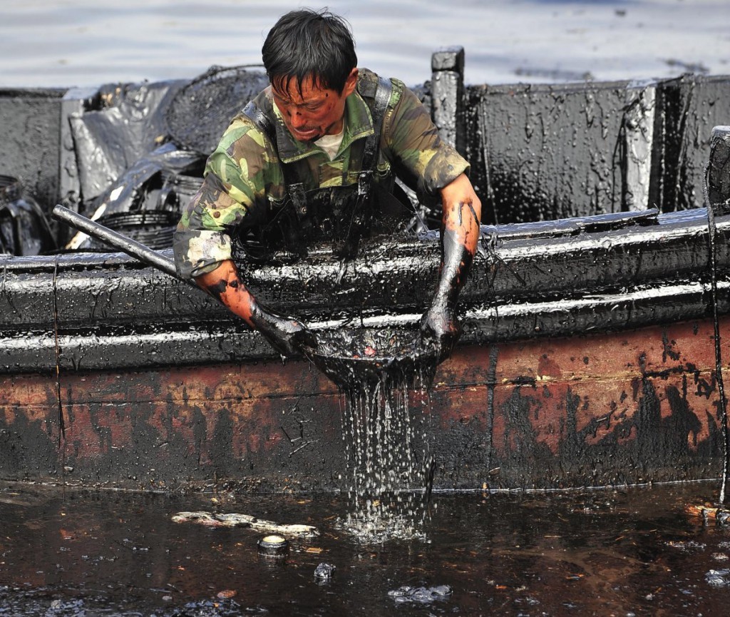 oil-spill-near-dalian-port-china