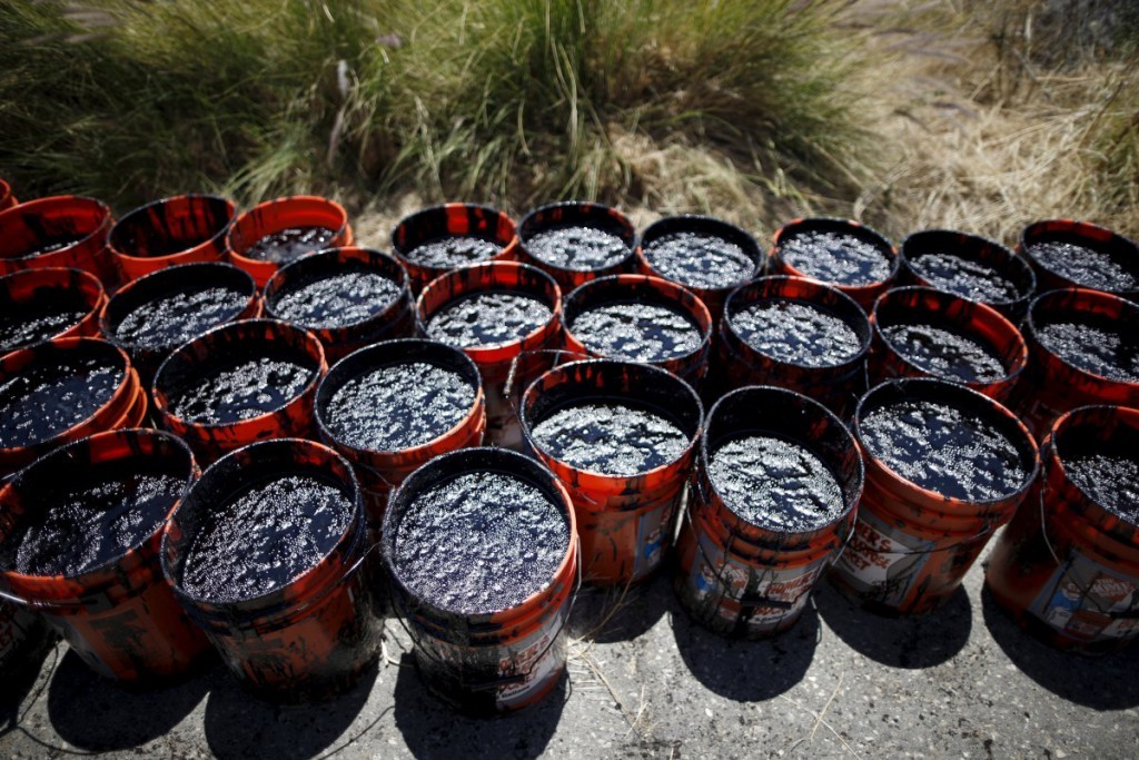 volunteers-carried-buckets-of-oil-from-an-oil-slick-along-the-coast-of-refugio-state-beach-in-goleta-california-on-may-20-2015