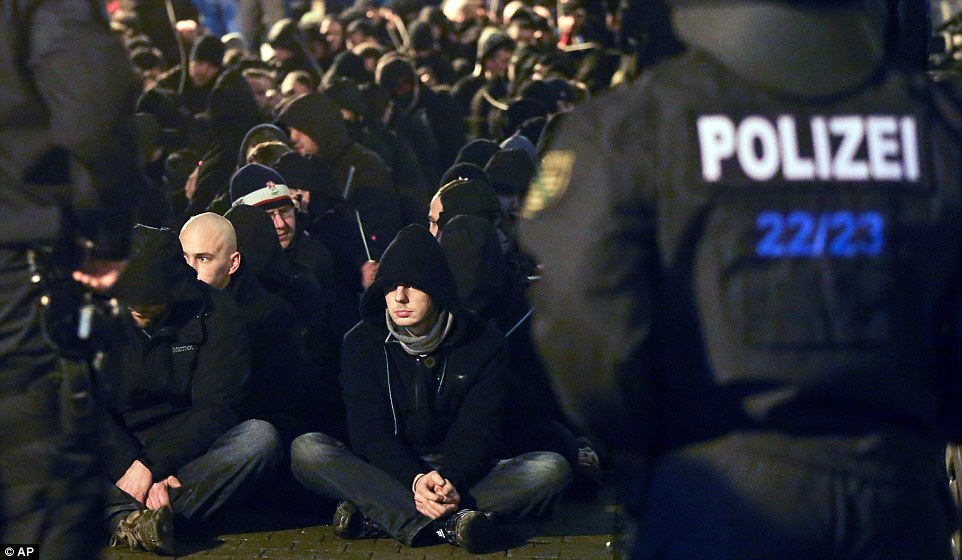 300E8B7F00000578-3395246-Members_of_LEGIDA_hold_a_sit_in_after_being_penned_in_by_German_-a-18_1452589974928