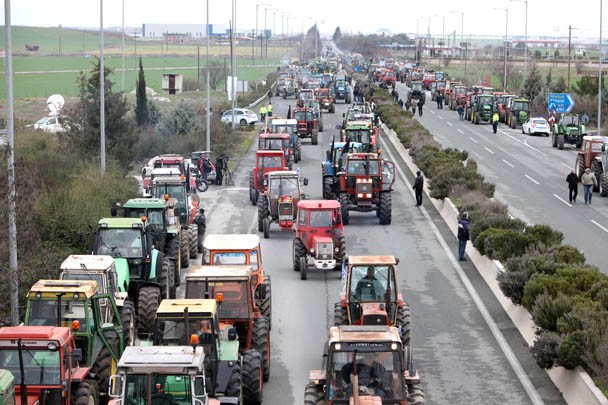 Tractor blockade continues to gridlock Greece on Friday with noon ...