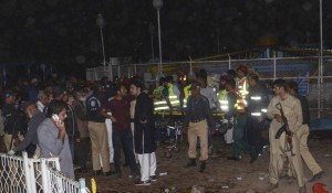 LAHORE, PAKISTAN - MARCH 27: Pakistani rescue workers and police gather at a site after a suicide bomber blew himself up in a crowded park in Lahore, killing at least 56 people and injuring 120 others in Pakistan on March 27, 2016. According to police, the bomber detonated his explosive-laden vest in a crowded area of Gulshan-e-Iqbal Park, located in a northern district of Lahore, Pakistans second largest city and the regional capital of Punjab province.  Rana Irfan Ali / Anadolu Agency