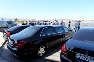 Στρατιωτικό άγημα περνά μπροστά από λιμουζίνες στο αεροδρόμιο "Ελευθέριος Βενιζέλος", ενόψει της επίσκεψης του Προέδρου της Ρωσίας Βλαντίμιρ Πούτιν, Σπάτα,  Παρασκευή 27 Μαΐου 2016. Ο Πρόεδρος της Ρωσικής Ομοσπονδίας, Βλαντίμιρ Πούτιν, πραγματοποιεί διήμερη επίσκεψη εργασίας στην Ελλάδα στο πλαίσιο του Αφιερωματικού Έτους Ελλάδας - Ρωσίας 2016. ΑΠΕ-ΜΠΕ/ΑΠΕ-ΜΠΕ/ΠΑΝΤΕΛΗΣ ΣΑΪΤΑΣ