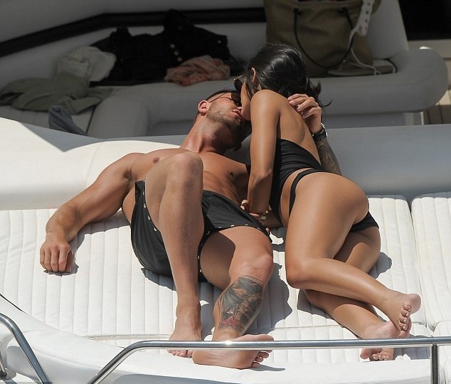 Hot Jasmin Walia basking in Spain with boyfriend (sexy pics) |  protothemanews.com