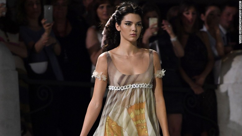 Kendal Jenner walks on water at Rome fashion runway (video ...