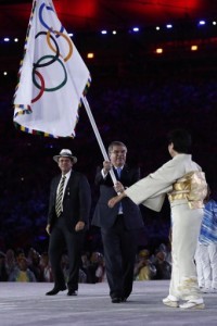 International Olympic Committee (IOC) President Thomas Bach (C) passes the Olympic flag to Tokyo governor Yuriko Koike (R) during the closing ceremony of the Rio 2016 Olympic Games at the Maracana stadium in Rio de Janeiro on August 21, 2016. / AFP PHOTO / Odd ANDERSEN
