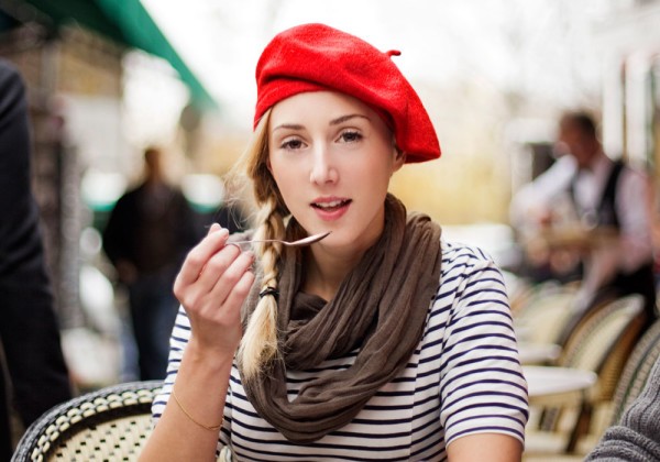 Молодежь в париже. Французы и любовь. Девушка в ресторане. Француз на фоне эйфелевой башни. Джентльмены англии.