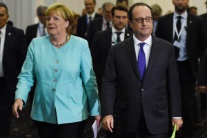 French President Francois Hollande (R) and German Chancellor Angela Merkel leave after delivering a joint statement after the European Union Summit of 27 Heads of State or Government in Bratislava, Slovakia on September 16, 2016.  The 27 leaders -- minus British Prime Minister Theresa May -- gathered at Bratislava's towering castle overlooking the River Danube, determined to respond to the challenges of mass migration, security, globalisation and a stuttering economy. / AFP PHOTO / STEPHANE DE SAKUTIN