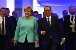 French President Francois Hollande (R) and German Chancellor Angela Merkel arrive to deliver a joint statement after the European Union Summit of 27 Heads of State or Government in Bratislava, Slovakia on September 16, 2016.  The 27 leaders -- minus British Prime Minister Theresa May -- gathered at Bratislava's towering castle overlooking the River Danube, determined to respond to the challenges of mass migration, security, globalisation and a stuttering economy. / AFP PHOTO / STEPHANE DE SAKUTIN