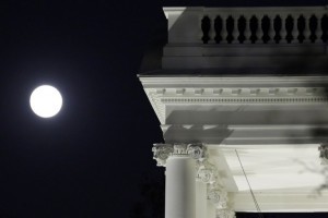 The moon rises over the White House in Washington on November 13, 2016.  An unusually large and bright Moon will adorn the night sky on Monday, November 14, 2016 -- the closest "supermoon" to Earth in 68 years and a chance for dramatic photos and spectacular surf.  / AFP PHOTO / YURI GRIPAS