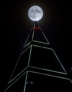 Der Vollmond strahlt am 13.11.2016 in Frankfurt am Main (Hessen) über der pyramidenartigen Spitze des 256,5 Meter hohen Messeturmes. Der Mond kommt der Erde derzeit so nahe wie selten. Dadurch wirkt er besonders groß. Foto: Frank Rumpenhorst/dpa Foto: Frank Rumpenhorst/dpa +++(c) dpa - Bildfunk+++