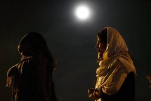 epa05631499 Iranian women watch the supermoon as it rises over the sky in Tehran, Iran, 14 November 2016. The moon is the largest full moon since 1948 also known as the 'supermoon,' when the moon reaches its closest point to Earth. The next time the moon will be this close will be on 25 November 2034.  EPA/ABEDIN TAHERKENAREH