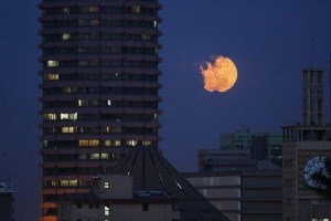 epa05631532 A full moon, also known as the supermoon, rises next to Kenyatta International Convention Centre (KICC) over Nairobi, Kenya, 14 November 2016. The moon is the largest full moon since 1948 also known as the 'supermoon,' when the moon reaches its closest point to Earth. The next time the moon will be this close will be on 25 November 2034.  EPA/DAI KUROKAWA