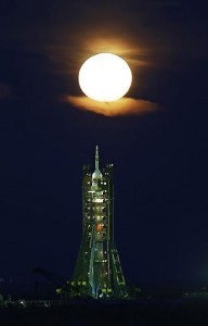 epa05631181 The supermoon rises behind the Soyuz MS-03 spacecraft at the launch pad in the Russian-leased Baikonur cosmodrome in Kazakhstan, 14 November 2016. The crew members US astronaut Peggy Annette Whitson, French astronaut Thomas Pesquet and Russian cosmonaut Oleg Novickiy are set to take off from Kazakhstan's Baikonur cosmodrome to the International Space Station (ISS) on 16 November 2016.  EPA/YURI KOCHETKOV
