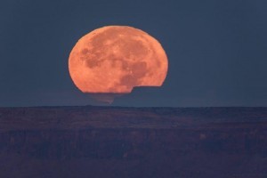epa05631145 A full 'supermoon' sets behind a mesa in the high desert near Muley Point, Utah, 14 November 2016. 14 November 2016 sees the largest full moon since 1948 also known as the 'supermoon,' when the moon reaches its closest point to Earth. The next time the moon will be this close will be on 25 November 2034.  EPA/JIM LO SCALZO