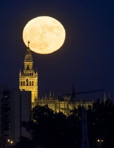 epa05631471 The so-called super full moon shines behind the Giralda, the bell tower of the Cathedral in Seville, in Seville, Spain, on 14 November 2016. The moon is the largest full moon since 1948 also known as the 'supermoon,' when the moon reaches its closest point to Earth. The next time the moon will be this close will be on 25 November 2034.  EPA/RAUL CARO CADENAS