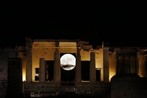 epa05631419 The full moon rises through the Propylaia of the ancient Acropolis hill in Athens, Greece, 14 November 2016. The moon is the largest full moon since 1948 also known as the 'supermoon,' when the moon reaches its closest point to Earth. The next time the moon will be this close will be on 25 November 2034.  EPA/YANNIS KOLESIDIS