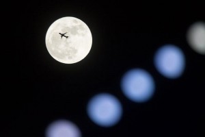 epa05631083 A jet plane flies in front of the full moon in Hong Kong, China, 14 November 2016. November 14 saw the largest full moon since 1948, also known as the 'supermoon,' when the moon reaches its closest point to Earth and becomes full. The next time the moon will be this close to the earth will be on 25 November 2034.  EPA/JEROME FAVRE