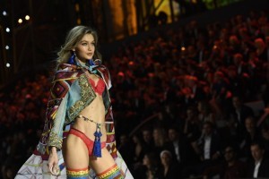 US model Gigi Hadid presents a creation during the 2016 Victoria's Secret Fashion Show at the Grand Palais in Paris on November 30, 2016.  / AFP PHOTO / Martin BUREAU / RESTRICTED TO EDITORIAL USE