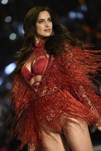 Russian model Irina Shayk presents a creation during the 2016 Victoria's Secret Fashion Show at the Grand Palais in Paris on November 30, 2016.  / AFP PHOTO / Martin BUREAU / RESTRICTED TO EDITORIAL USE