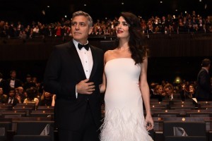 US actor George Clooney (L) and his wife British-Lebanese lawyer Amal Clooney pose as they arrive for the 42nd edition of the Cesar Ceremony at the Salle Pleyel in Paris on February 24, 2017. / AFP PHOTO / bertrand GUAY