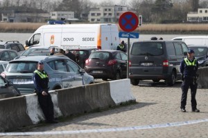 Police and DOVO - SEDEE, the mine clearance service of Belgian defence, pictured at the Sint-Michielskaai in Antwerp, the location of a possible thwarted terrorist attack in Antwerp, Thursday 23 March 2017. BELGA PHOTO VIRGINIE LEFOUR
