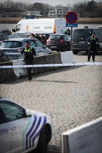 Police officers and and Sedee-Dovo, the mine clearance service of Belgian defence, patrol  in Antwerp where Belgian police arrested a man on March 23, 2017 after he tried to drive into a crowd at high-speed in a shopping area in the port city of Antwerp, a police chief said. The man was of north African origin and used a car with French registration plates, Antwerp police chief Serge Muyters said. The incident came a day after an attack on the British parliament killed three people plus the attacker, as well as after the first anniversary of the Brussels attacks in which 32 people died.  / AFP PHOTO / Belga / VIRGINIE LEFOUR / Belgium OUT