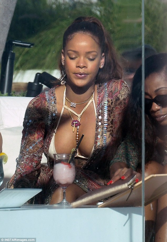 Rihanna and her incredible bust! (photos)