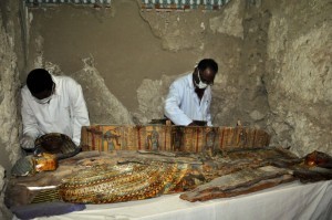 Members of an Egyptian archaeological team work on a wooden coffin discovered in a 3,500-year-old tomb in the Draa Abul Nagaa necropolis, near the southern Egyptian city of Luxor, on April 18, 2017. Egyptian archaeologists have discovered six mummies, colourful wooden coffins and more than 1,000 funerary statues in the 3,500-year-old tomb, the antiquities ministry said. / AFP PHOTO / STRINGER