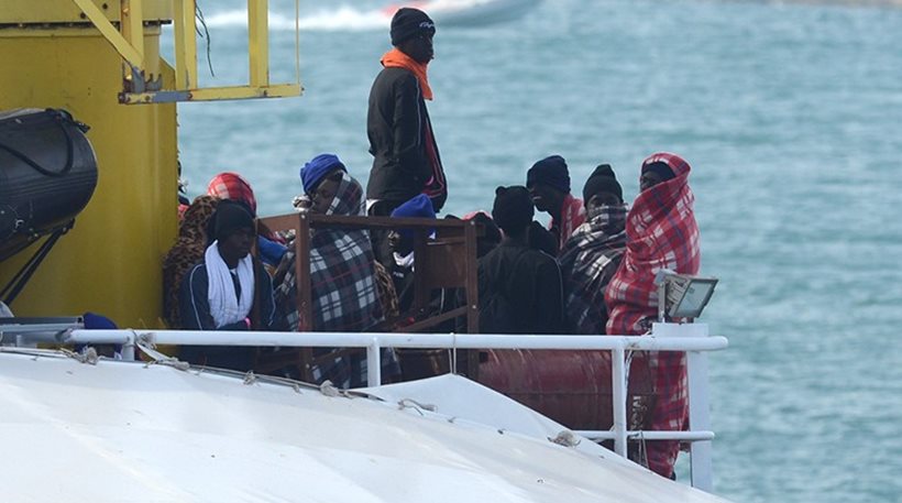 100 migrants feared missing after boat sinks near Libya - ProtoThema ...