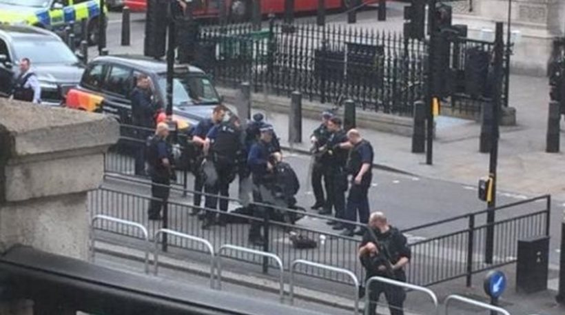 London police arrest armed man near Parliament (photos) - ProtoThema ...