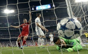 Real Madrid's Costa Rican goalkeeper Keylor Navas (R) lies on the field after an own goal during the UEFA Champions League quarter-final second leg football match Real Madrid vs FC Bayern Munich at the Santiago Bernabeu stadium in Madrid in Madrid on April 18, 2017. / AFP PHOTO / GERARD JULIEN
