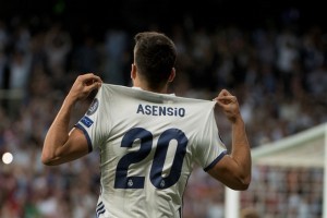 Real Madrid's midfielder Marco Asensio celebrates scoring during the UEFA Champions League quarter-final second leg football match Real Madrid vs FC Bayern Munich at the Santiago Bernabeu stadium in Madrid in Madrid on April 18, 2017. / AFP PHOTO / CURTO DE LA TORRE