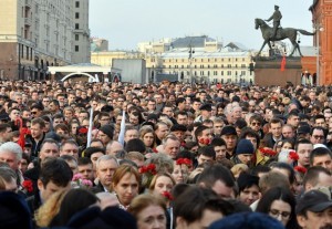 People attend a rally honouring the victims of April 3 blast in the Saint Petersburg metro in central Moscow on April 6, 2017. / AFP PHOTO / Natalia KOLESNIKOVA